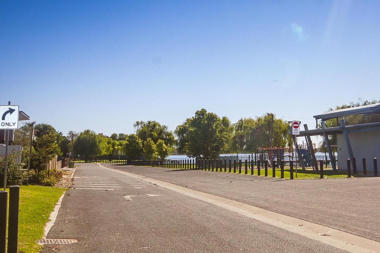 Lake Mulwala Hotel Exterior photo